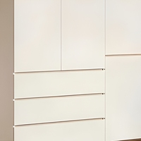Système de dressing intégré haute capacité, armoire sur mesure à panneaux plats du sol au plafond avec tiroirs multicouches