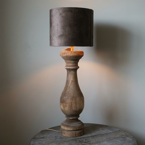 Lampe de table en bois de style campagnard, base de pied en bois sculpté rustique faite à la main avec abat-jour en tissu noir pour la décoration de la chambre à coucher et du salon - Product Image 1