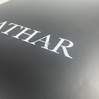 Boîtes à tiroirs en carton rigide noir pour vêtements de luxe personnalisés avec revêtement UV, gaufrage, doublure en éponge et fermeture magnétique