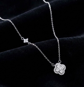 Collana in <span class=keywords><strong>Acciaio</strong></span> al Titanio con Zirconi a Forma di Quadrifoglio |   Collana con Ciondolo a Fiore Asimmetrico Placcato Argento per Donna, Idea Regalo - Product Image 1