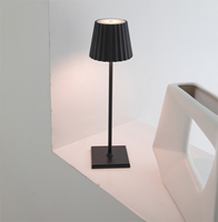 Lampe de table LED rechargeable en gros d'usine, lampe portable à intensité tactile, couleur personnalisable pour la maison, l'hôtel, le restaurant, la station balnéaire, cadeau