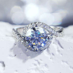 Alianza De Media Banda Con 0.70 Qt Diamantes Redondos Cultivados En Laboratorio Azules Y Blancos En Oro Blanco - VALQUÈRE
