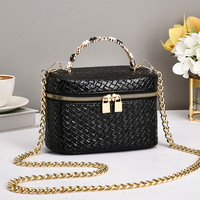 Nouveau Sac à Main Tressé pour Femme avec Poignée Perles et Bandoulière Chaîne, Petit Sac Bandoulière de Luxe en Cuir PU, Tendance Décontractée pour le Shopping, Vente en Gros