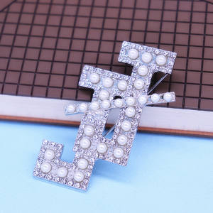 Broche en alliage métallique plaqué argent avec imitation de diamant et de perle, lettre grecque, membre de la sororité, Jack et Jill JJ - Product Image 6