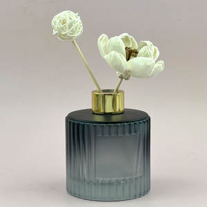 Bouteille diffuseur de parfum en verre rond gris dépoli avec bouchon en aluminium, motif rayures verticales uniques, vide, pour bâtonnets aromatiques, avec capuchon - Product Image 3