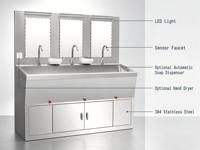 Évier chirurgical robuste en SUS304 à 3 stations avec robinet à capteur automatique pour bloc opératoire hospitalier