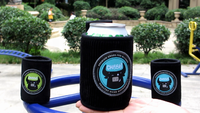 Support de canette personnalisé en velours côtelé et néoprène avec logo en patch de caoutchouc, base antidérapante et coutures surjetées pour porte-canettes et refroidisseurs de canettes