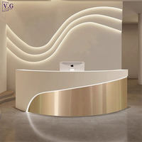 Bureau de réception demi-circulaire en marbre artificiel doré moderne et personnalisé pour usage hôtelier