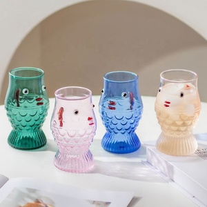 可愛い飲料タンブラー、漫画風手吹き透明ピンクブルーグリーンカラーの3D魚型高ホウケイ酸ガラス製水飲みカップ - Product Image 3