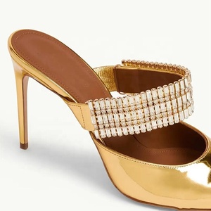 Sandalias de tacón alto tipo mule para mujer, con diamantes dorados brillantes, de charol, para verano, para exterior, con tacón de aguja, con logotipo personalizado, tipo pantuflas de vestir - Product Image 3