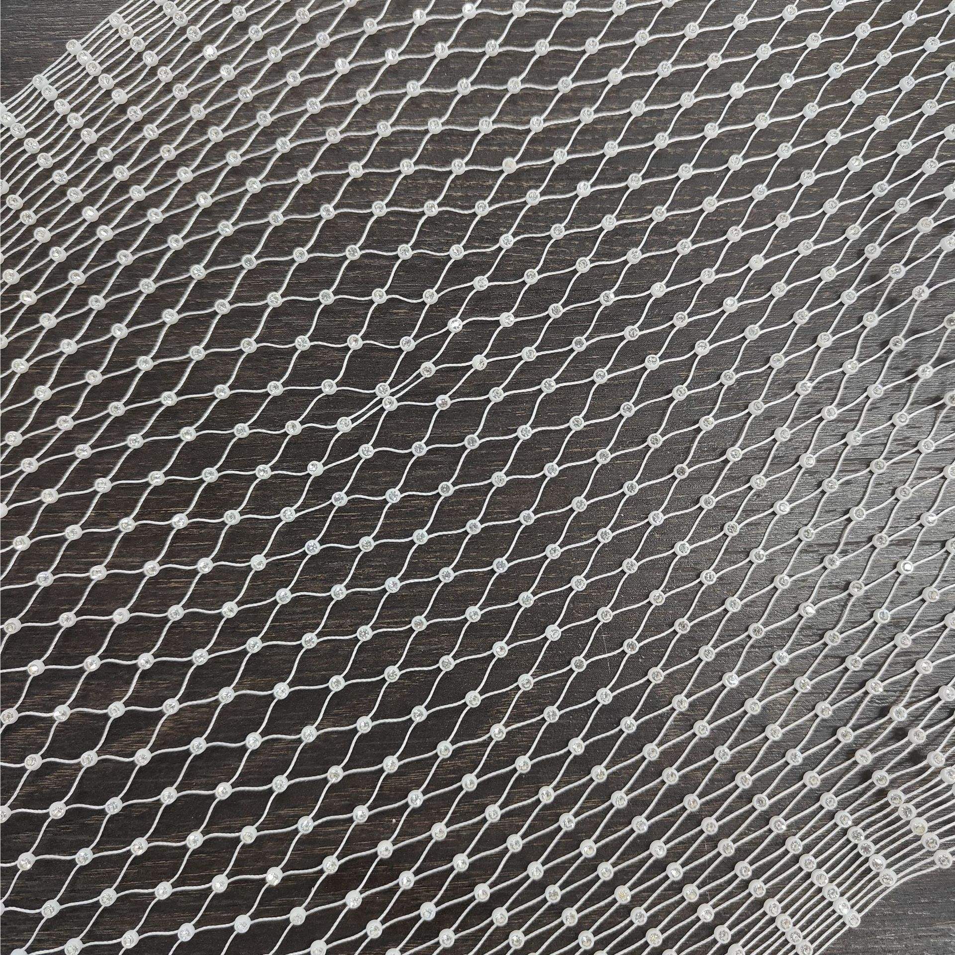 Diamante blanco con fondo blanco.