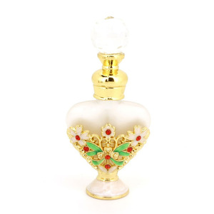 Botella de perfume de vidrio de color rosa romántico en forma de corazón con base dorada y tapón de cristal. - Product Image 6
