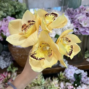 RK230 Bouquet d'orchidées artificielles <span class=keywords><strong>Cymbidium</strong></span> de haute qualité à 4 têtes, toucher réel, pour décorations de mariage et de maison - Product Image 6
