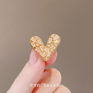 Broche en forma de V de cristal de lujo al por mayor, joyería de aleación de estilo europeo para niños, accesorios decorativos para ropa de boda - Product Image 1
