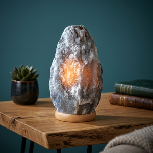 Lampe de sel de l'Himalaya OEM sculptée naturellement en pierre grise avec variateur d'intensité et base en bois – Vente en gros de lampes de table en sel gris - Product Image 1