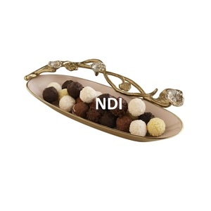 Plateau de service à finition antique au design élégant Plateau décoratif fait à la main Plateau en métal pour petit-déjeuner à usage polyvalent - Product Image 1