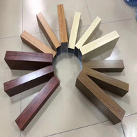 Plafond suspendu moderne en aluminium à grain de bois en forme de U, ignifuge classe A, insonorisant, pour hôpitaux et centres commerciaux