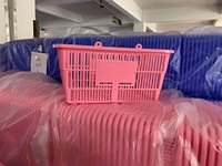 Panier à main en plastique PP rose durable et écologique de 17 L pour centre commercial avec couleurs et logos personnalisables