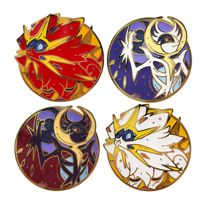4 Nouveaux Designs – Épingles Métalliques Brillantes Solgaleo et Lunala de 4 cm de Haute Qualité pour Décoration de Sac à Dos et Vêtements - Product Image 1