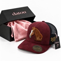 Casquette Trucker Personnalisée Broderie Cheval, Façon Western, Face Avant en Daim, Dos en Maille, Visière Courbée, Boîte Cadeau, Fournisseur en Gros
