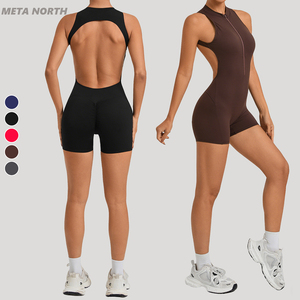 Mono deportivo para mujer con espalda descubierta, elástico en cuatro direcciones, ligero, de secado rápido, transpirable, con cuello de media cremallera y logotipo personalizado, con pantalón corto - Product Image 1