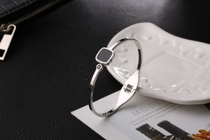 Bracelets de diffuseur de <span class=keywords><strong>parfum</strong></span> en émail noir carré en acier inoxydable or 18 carats sans ternissement pour femmes bracelets à la mode - Product Image 5