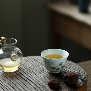 Elegante Taza de Té Kung Fu de Cerámica China con Diseño de Caligrafía de Rosas y Cubo de Flores Rojas Horneadas, Exclusiva para Personajes - Product Image 4