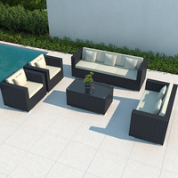 Canapé d'extérieur trois places pour salon, combinaison idéale pour cour, terrasse et balcon ; Chaises d'extérieur en rotin.