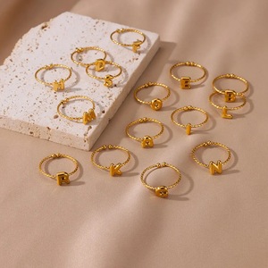 Anillo ajustable abierto de joyería de acero inoxidable chapado en oro de 18 quilates resistente al agua, anillo de dedo con 26 letras en inglés, anillo para mujer - Product Image 5