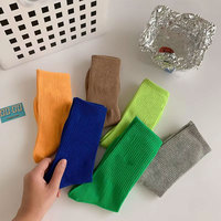 Chaussettes courtes de sport confortables de qualité supérieure Chaussettes d'équipage en coton coloré doux pour les femmes Lettre en gros