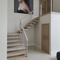 Escalier droit contemporain intérieur en acier et bois avec rampe en verre