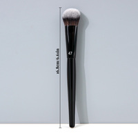 Pinceau de maquillage professionnel à manche en bois, poils synthétiques noirs et denses, pour blush, contour, highlight et application sur les joues