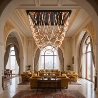 Lustre suspendu LED en verre tressé personnalisé pour hall d'hôtel de prestige et projets d'ingénierie