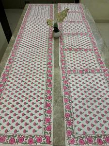 Ensemble de chemins de table en coton imprimé à la main motif floral rose, style traditionnel, lavable en machine ou à la main, pour la décoration de la maison et de la salle à manger - Product Image 1