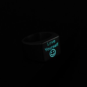 Anillo de acero de titanio con cara sonriente azul que brilla en la oscuridad, simple, único, versátil, con la frase en inglés "Love Yourself", moderno y a la moda. - Product Image 2