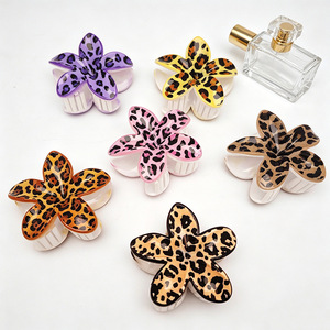 Pinces à cheveux imprimées UV motif léopard et fleur de frangipanier, pinces à mâchoires florales colorées antidérapantes pour femmes et filles - Product Image 1