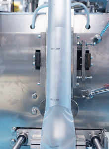 Machine d'emballage de sacs verticale automatique scellée à l'arrière machine d'emballage de sachets de <span class=keywords><strong>sucre</strong></span> en bâtonnets de <span class=keywords><strong>sucre</strong></span> d'érable - Product Image 4