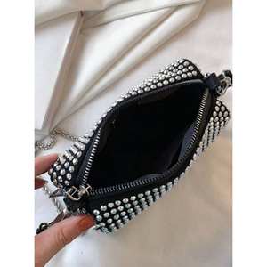 Bolso de Noche Rectangular con Adornos de Piedras, Correa de Cadena y Acabado Metálico Brillante - Product Image 4