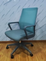Chaise de bureau ergonomique moderne en gros avec cadre en PP, assise en maille, mousse haute élasticité, accoudoirs fixes, pour la maison, le bureau et l'atelier