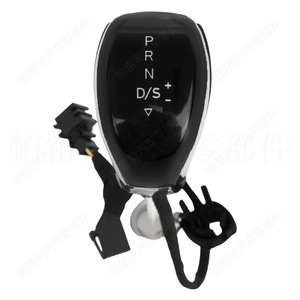 Pommeau de levier de vitesses automatique Volkswagen avec lettrage blanc, design ergonomique, matériau plastique - Product Image 3