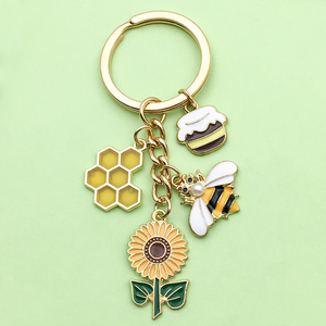 سلسلة مفاتيح معدنية مطلية بالمينا الصلبة والناعمة بتصميم زهرة من سبائك الزنك للبيع بالجملة من المصنع، حلية حقيبة نسائية، حلقات مفاتيح مخصصة - Product Image 5