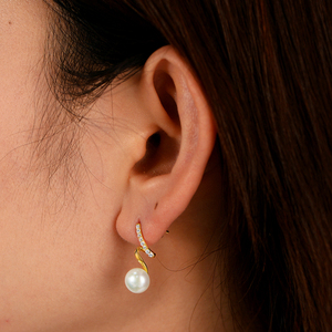 Pendientes de Perlas en Espiral de Plata de Ley 925 con Baño de Oro de 14K de Peishang Jewelry, Modernos para Bodas y Fiestas para Mujer - Product Image 3