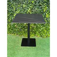 Tables de restaurant en marbre blanc avec pieds noirs