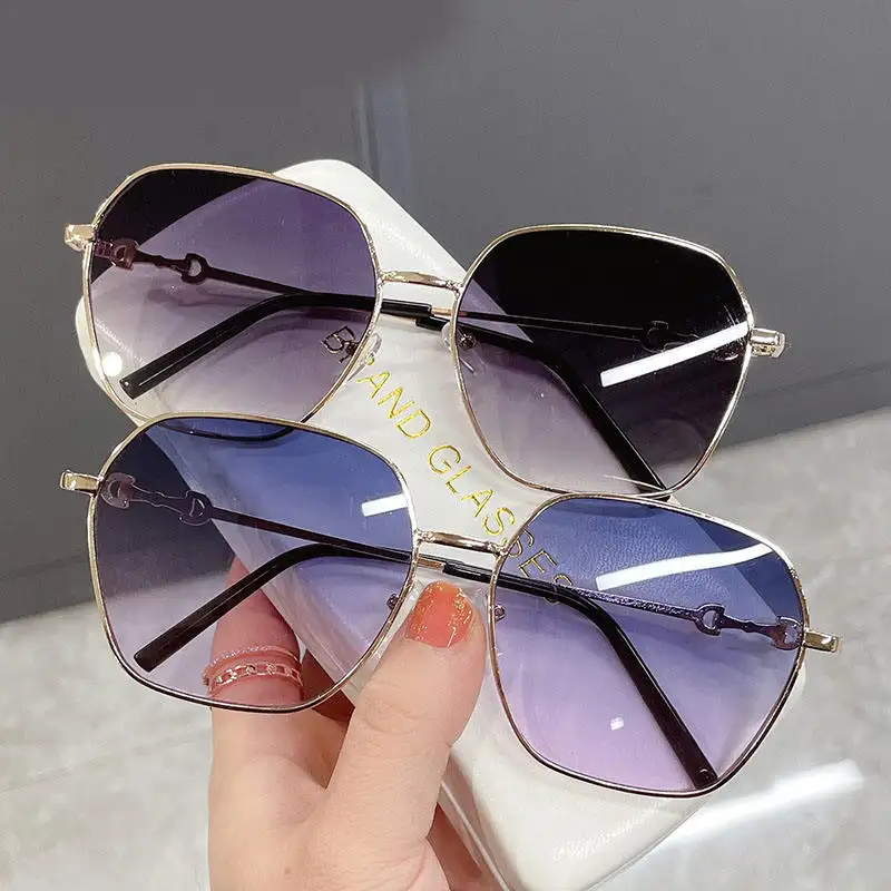Harga pabrik Tiongkok kacamata hitam persegi bingkai klasik kacamata hitam merek desainer modis 2024 wanita