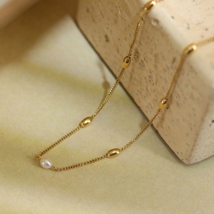 Collier personnalisé avec logo, en acier inoxydable plaqué or 18 carats, résistant à l'eau et inaltérable, avec perles, pour femme - Product Image 3