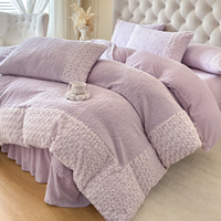 Parure de lit en velours laiteux rose 4 pièces, ensemble housse de couette et jupe de lit à motifs floraux roses, linge de lit luxueux et moelleux pour l'hiver