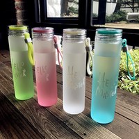 Bouteille d'eau en verre givré coloré avec couvercle de protection, idéale pour les voyages – Vente en gros à prix réduit