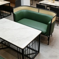 Ensemble de mobilier de restaurant commercial en cuir vert avec table et chaises à structure métallique pour la restauration