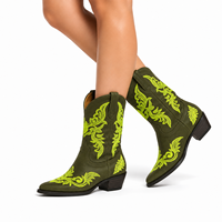 Bottes de cowboy vert olive pour femmes en gros, avec broderie jaune vif, bout pointu et talons carrés, chaussures western pour détaillants de boutiques