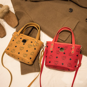 B649441YO Nouveau sac à bandoulière de style rétro avec poignée en cuir PU souple, sac bandoulière léger imprimé. - Product Image 4